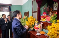 Председатель НС Выонг Динь Хюэ воскурил благовония в память о президенте Хо Ши Мине