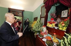 Генеральный секретарь ЦК КПВ Нгуен Фу Чонг воскурил благовония в память о покойном президенте Хо Ши Мине