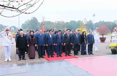 Лидеры отдали дань памяти президенту Хо Ши Мину по случаю праздника Тэт