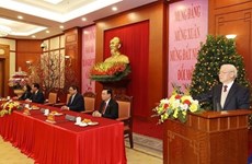 Генеральный секретарь Нгуен Фу Чонг поздравил действующих и бывших руководителей с наступающим Тэтом