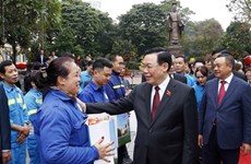 Председатель НС Выонг Динь Хюэ поздравил партийную организацию, власти и жителей Ханоя с наступающим Тэтом