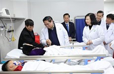 Премьер-министр Вьетнама посетил больницу Вьетдык и Центральную детскую больницу