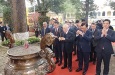 Генеральный секретарь партии Нгуен Фу Чонг воскурил благовония в императорской цитадели Тханглонг