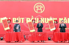 Президент Во Ван Тхыонг воскурил благовония в память выдающемся деятеле культуры и дипломате Нгуен Чае