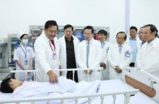Президент Во Ван Тхыонг навестил врачей и медсестер Детской больницы №1