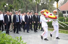 Вице-премьер Чан Хонг Ха воскурил благовония в исторических местах Дьенбьена