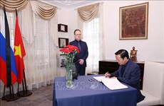 Вице-премьер Вьетнама оставил запись в книге соболезнований в Посольстве России
