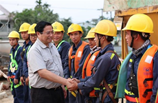 Премьер-министр принял участие в церемонии закладки первого камня, открытия и осмотрел инфраструктурные проекты в Тхыатхиен-Х