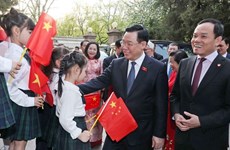 Председатель НС встретился с представителями вьетнамской общиной в Китае