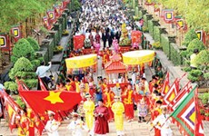 Посещение фестиваля храма королей Хунгов: Ознакомление с культурными ценностями, пропитанными вьетнамской национальной самобы