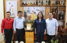 И.о. президента Во Тхи Ань Суан посетила Дьенбьен и вручила ветеранам войны подарки
