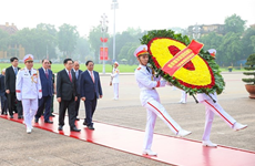 Руководители партии и государства отдали дань уважения президенту Хо Ши Мину в День национального воссоединения