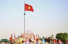 Церемония поднятия флага в провинции Куангчи знаменует День воссоединения страны