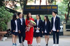Вьетнамские учителя светятся в Аозай 