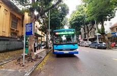 Автобусы в Ханое были практически пустыми в первый день после восстановления работы общественного транспорта