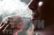Эксперты поднимают тревогу по поводу курения электронных сигарет среди молодежи