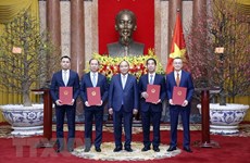 Президент вручил решение о назначении послов Вьетнама в странах