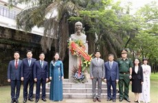 Вице-президент Во Тхи Ань Суан возложила цветы к памятнику Хо Ши Мину на Филиппинах.