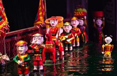 Деревня поддерживает древний кукольный театр на воде
