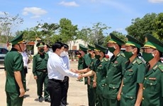 Постоянный вице-премьер-министр посетил и вручил подарки офицерам и солдатам пограничных пунктов в Биньфыоке