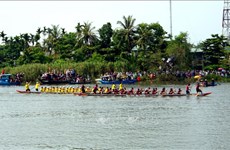 Более 20.000 зрителей пришли поболеть за свои команды на лодочных гонках города Taмки, Куангнам