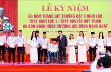 Спикер парламента Вьетнама принял участие в 60-летнем юбилее средней школы им. Нгуен Зюй Чиня