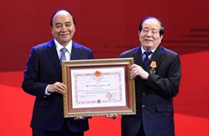 Президент Нгуен Суан Фук вручил орден Независимости II степени поэту Хыу Тхиню