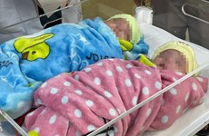 Близнецы, родившиеся на 25-й неделе и весом 500 г чудом выжили