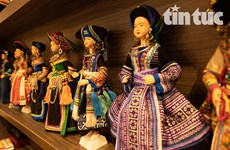 Художник продвигает одежду вьетнамских этнических меньшинств по всему миру с помощью кукол.