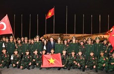 Группа вьетнамских персонала и солдат, участвующих в поисково-спасательных операциях и ликвидации последствий землетрясений