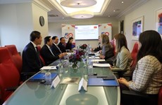 Министр иностранных дел Буй Тхань Шон принял руководителей корпорации AstraZeneca