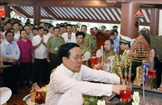 Президент государства Во Ван Тхыонг воскурил благовония в память о президенте Хо Ши Мине