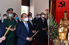 Президент Нгуен Суан Фук почтил память президента Хо Ши Мина