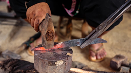 Представители народности хмонг сохраняют традиционное кузнечное дело
