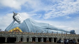 Кхмерская пагода с самым большим лежащим Буддой во Вьетнаме в Шокчанге