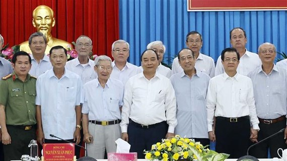 Президент Нгуен Суан Фук встретился накануне Тэта с бывшим руководителям провинции Анжанг