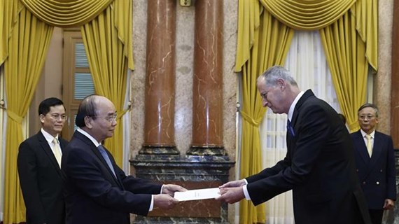 Президент Нгуен Суан Фук принял верительные грамоты у послов Кувейта и Израиля