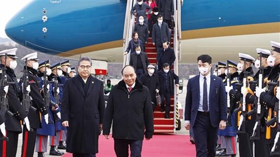 Президент Нгуен Суан Фук прибыл в военный аэропорт Сеула, начав свой государственный визит в Республику Корея