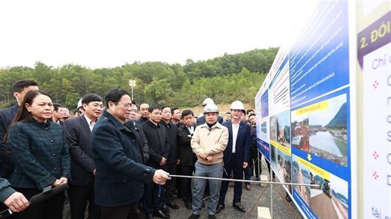 Премьер-министр проинспектировал графику строительства скоростной магистрали в провинциях