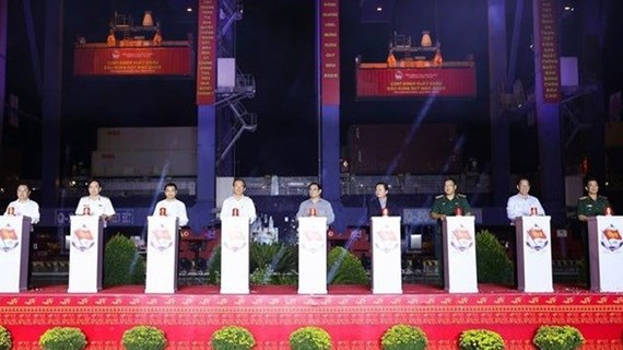 Премьер-министр принял участие в церемонии вручения распоряжений о начале работы в начале года в порту Танканг