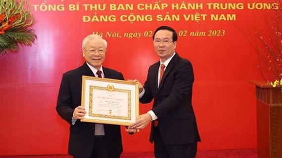Cостоялась церемония вручения знака «55-летия членства в Партии» генсеку ЦК КПВ Нгуен Фу Чонгу