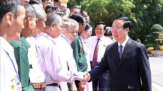 Президент встретился с заслуженными перед Родиной представителями провинции Виньлонг