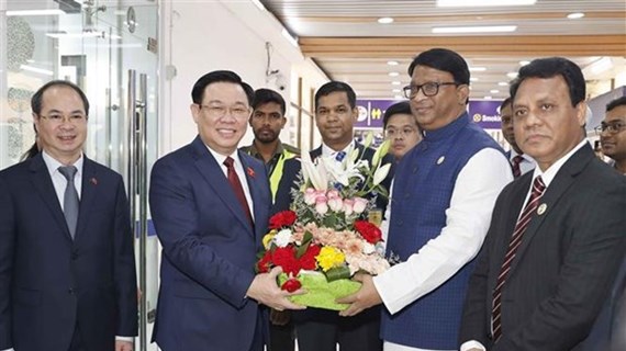 Председатель НС Выонг Динь Хюэ прибыл в Дакку, начав официальный визит в Народную Республику Бангладеш