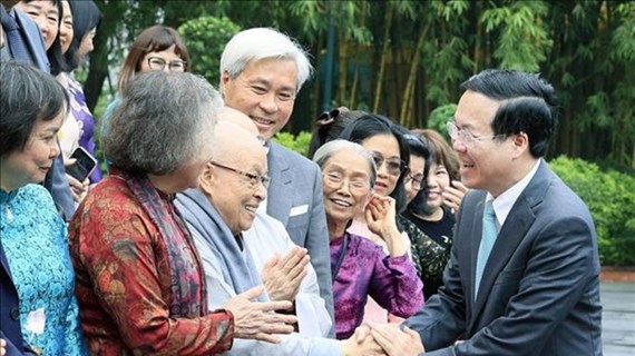 Президент встретился с представителями стипендиального фонда им. Вы А Зиня и клуба «ради любимых Хоангша и Чыонгша»