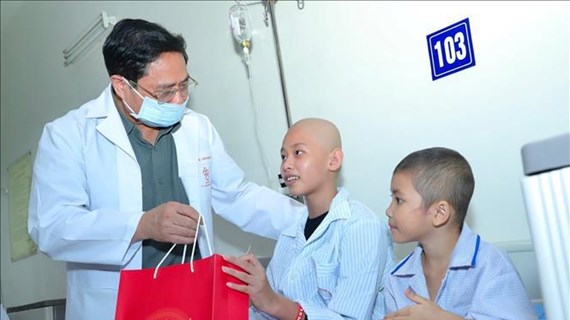Премьер-министр Фам Минь Тьинь посетил маленьких больных в Центральном институте гематологии и переливания крови