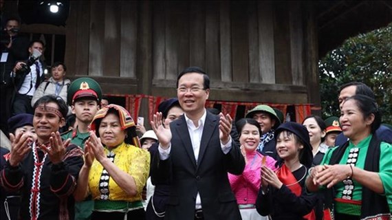 Президент Во Ван Тхыонг принял участие в фестивале «Весенние краски во всех районах страны»