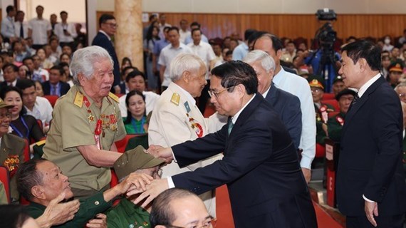 Премьер-министр встретился с солдатами-ветеранами, молодыми добровольцами и фронтовиками, участвовавшими в кампании Дьенбьенф