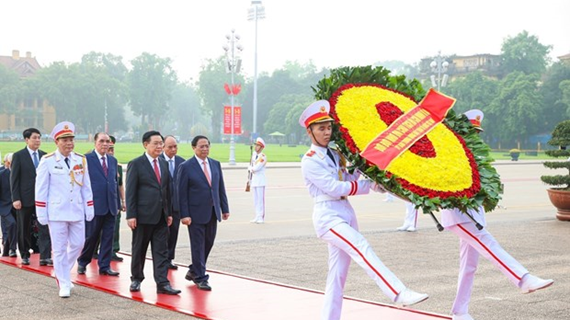 Руководители партии и государства отдали дань уважения президенту Хо Ши Мину в День национального воссоединения