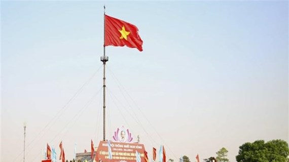 Церемония поднятия флага в провинции Куангчи знаменует День воссоединения страны