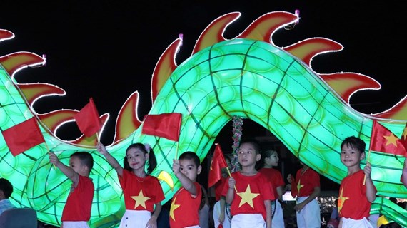 Туйенкуанг осветился разноцветными гигантскими фонарями в преддверии фестиваля «Середины осени»